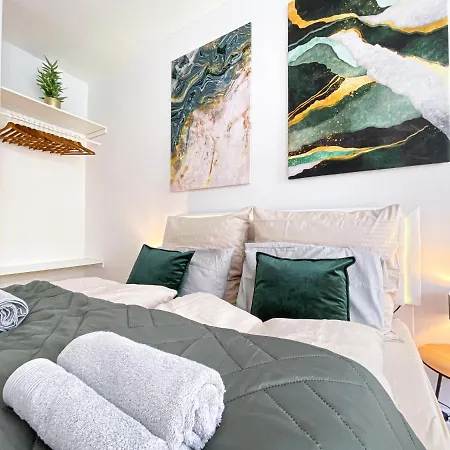Freundliche Ferienwohnung Mit Regendusche, Kueche, Waschmaschine&Trockner, Tv, Wlan Lipsia Esterno foto