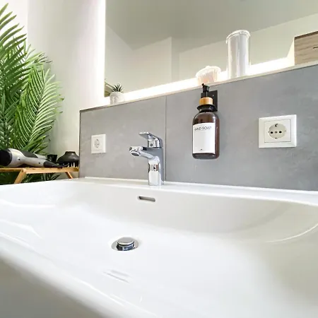 Freundliche Ferienwohnung Mit Regendusche, Kueche, Waschmaschine&Trockner, Tv, Wlan Lipsia Esterno foto